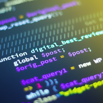 人手在平板电脑上使用触控笔进行绘图或标注，体现人机交互与数字创作