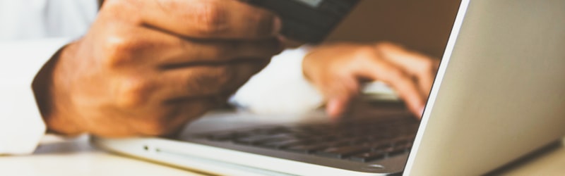 展示网络安全锁和盾牌图标的概念图，象征安全访问